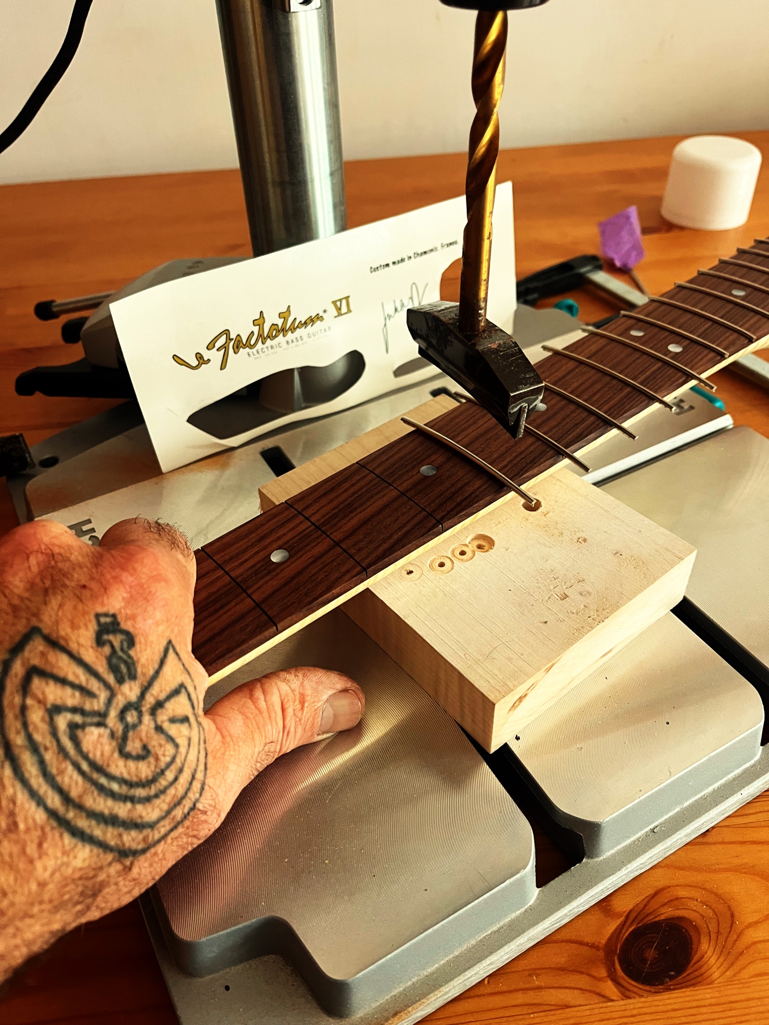 Atelier luthier guitare gaucher — photo 35