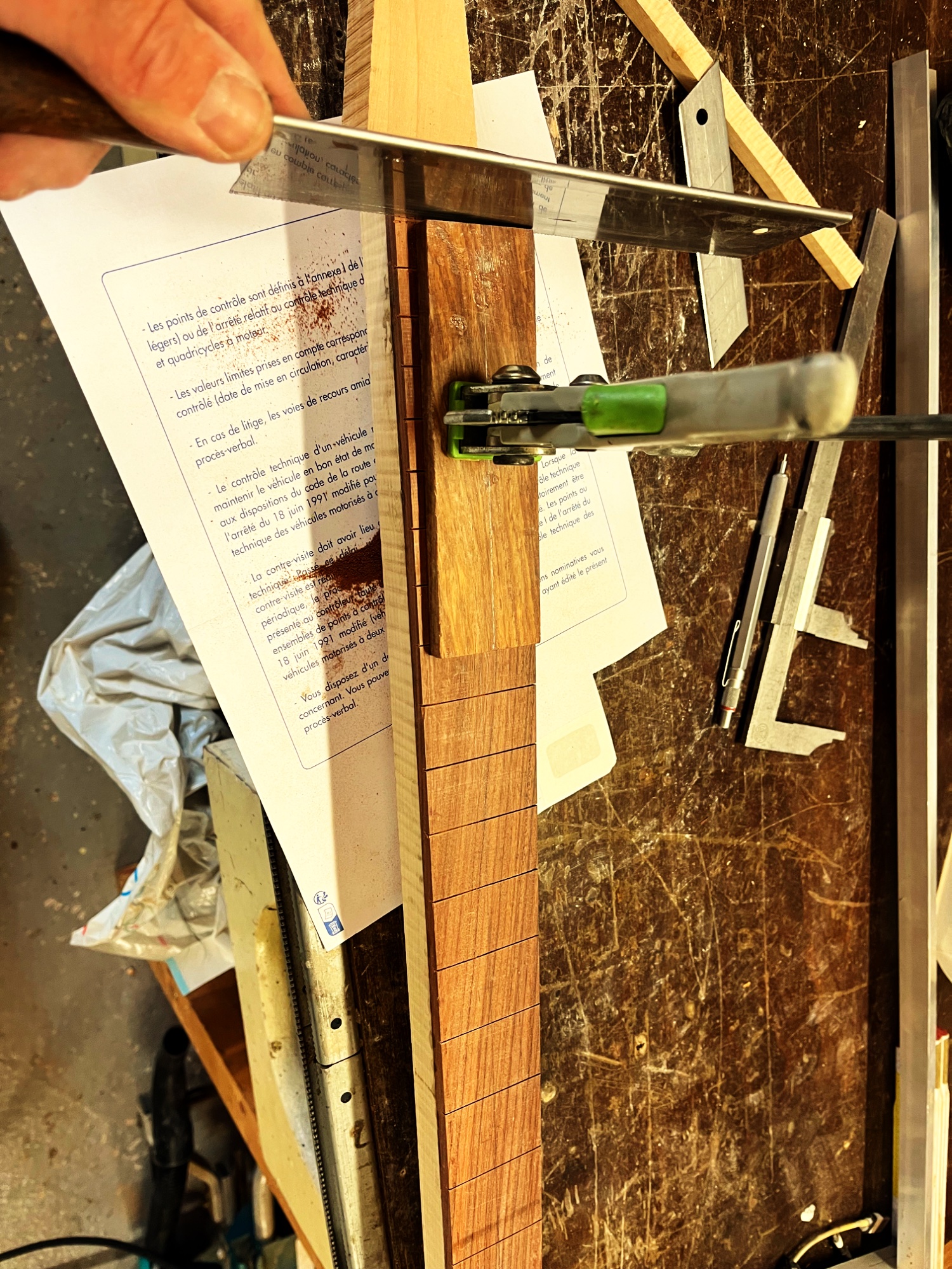 Atelier luthier guitare gaucher — photo 26