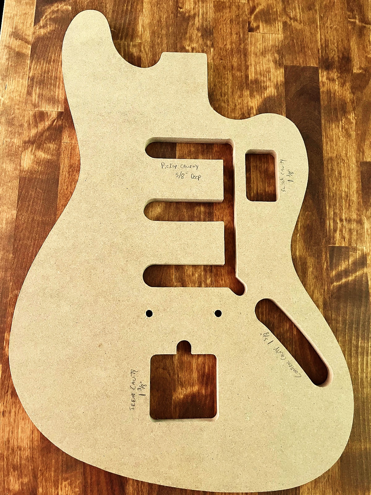 Atelier luthier guitare gaucher — photo 25