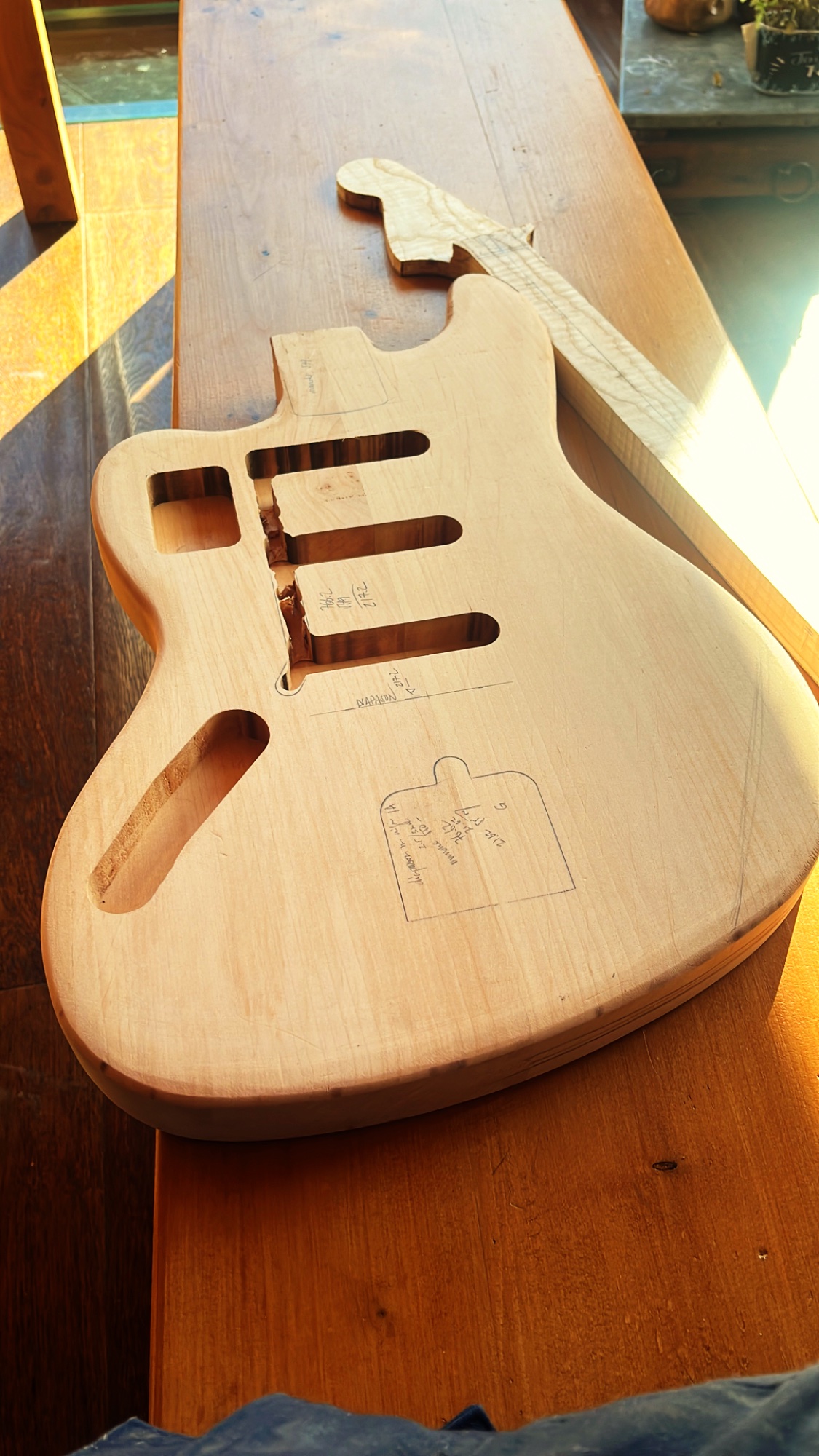 Atelier luthier guitare gaucher — photo 1