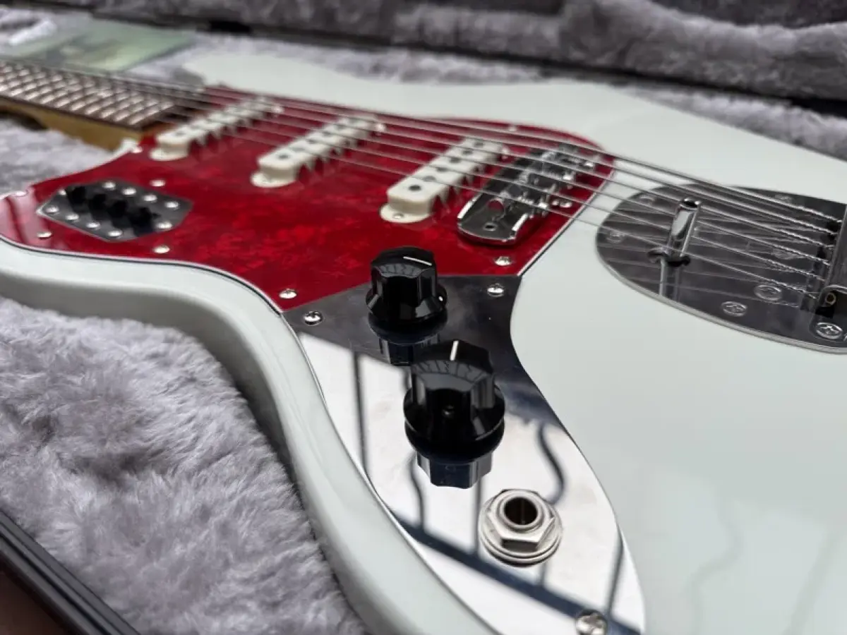 La guitare d'Yves — détail boutons