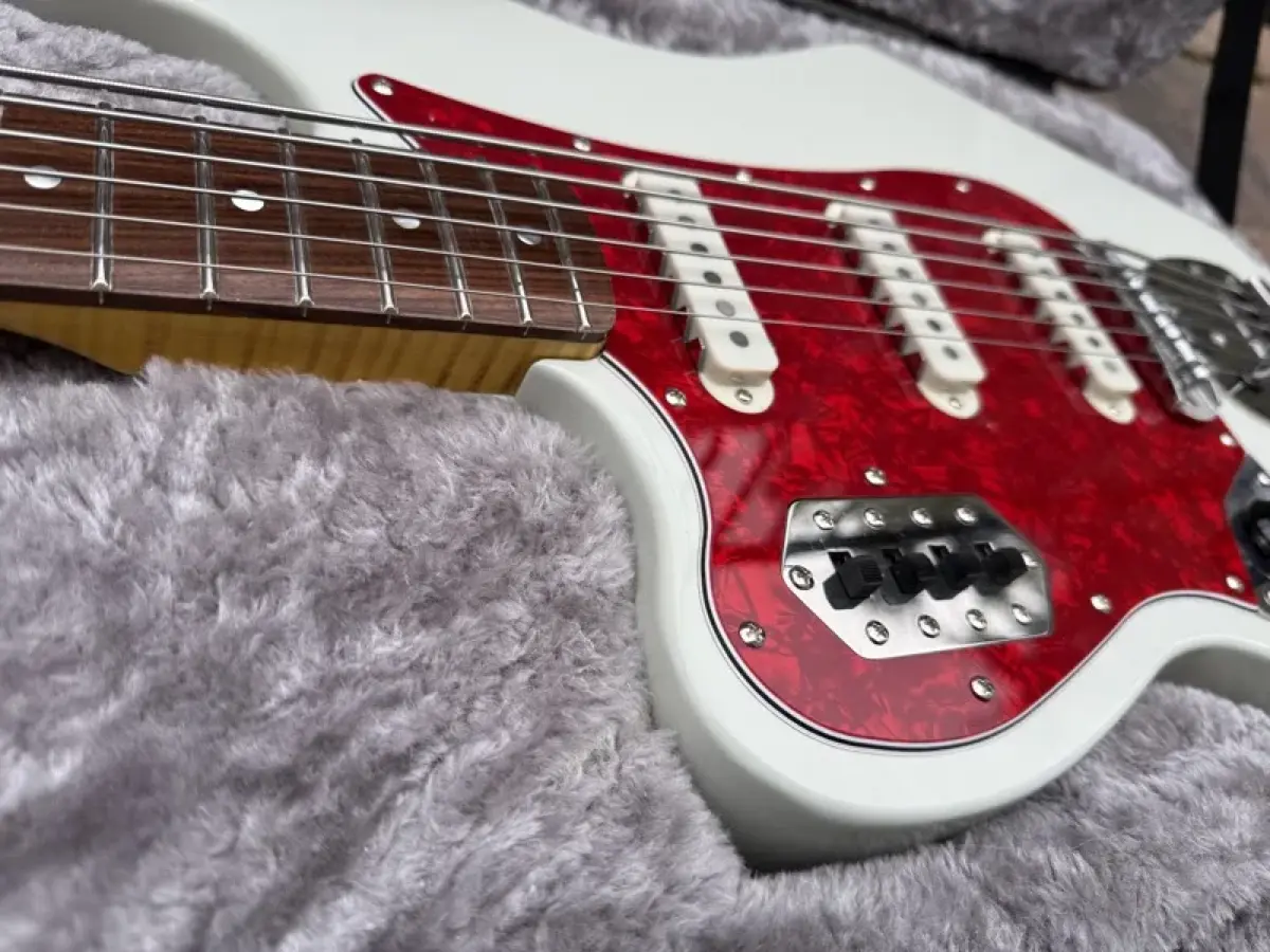 La guitare d'Yves — détail switches