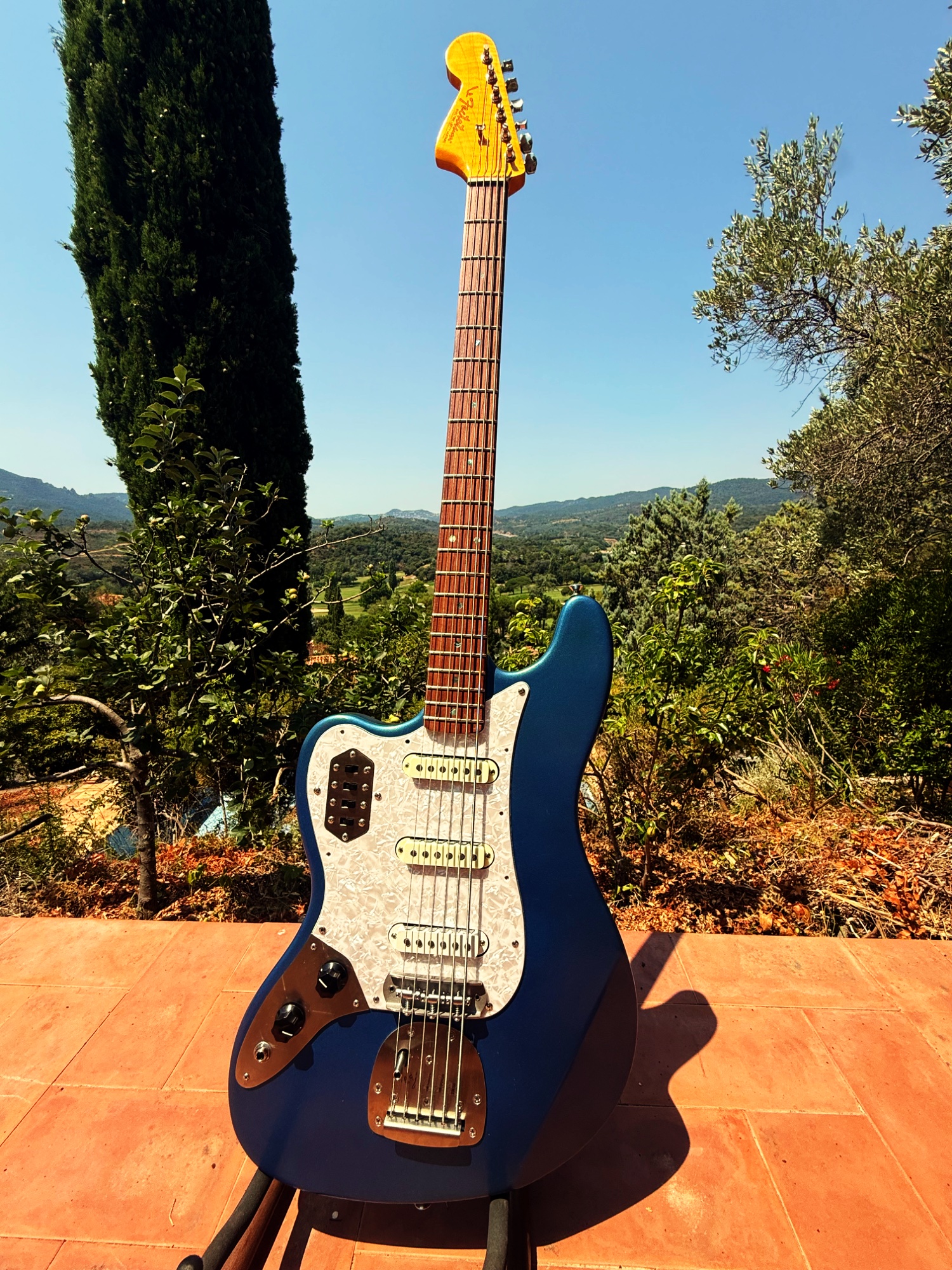 Basse VI perso. — guitare électrique pour gaucher